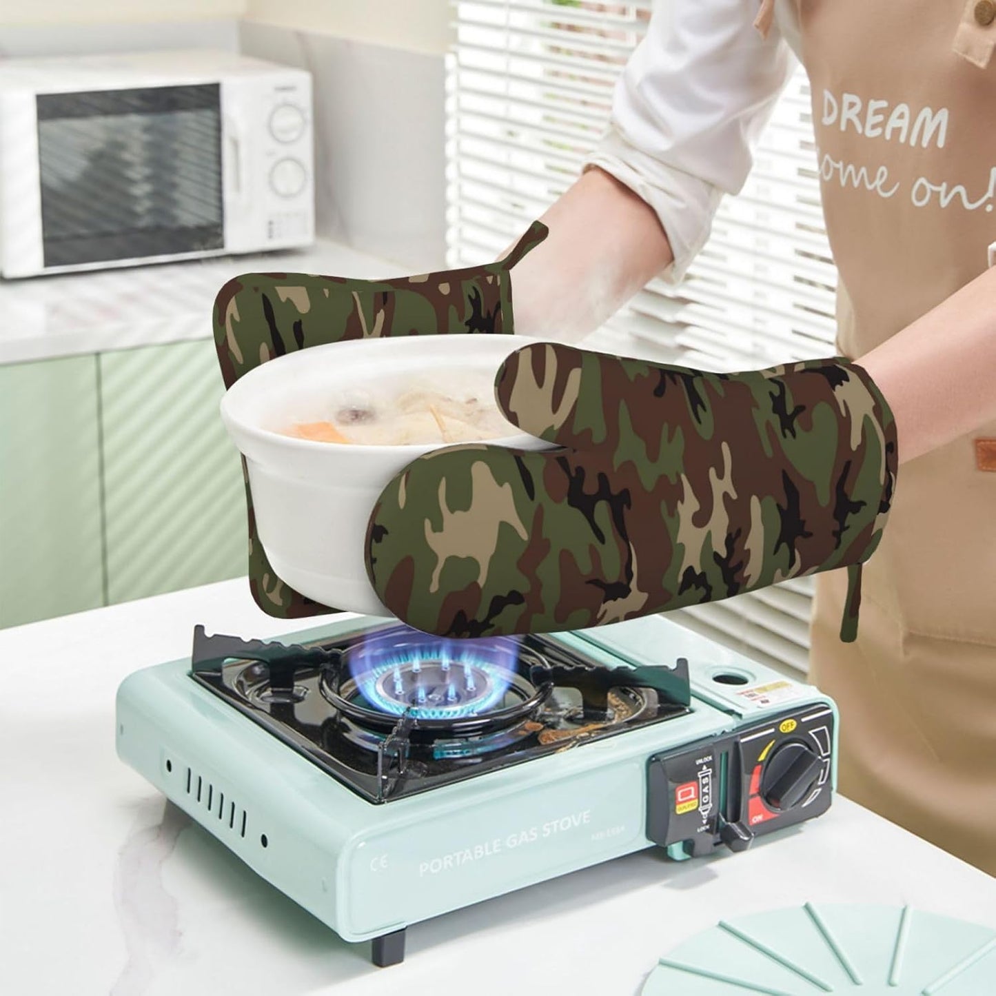 Camouflage Oven Mitts and Pot Holders Set of 4 Silicone Camo Kitchen Mitten Gloves and Non-Slip Potholders Set Heat Resistant Oven Gloves Hot Holders for Kitchen