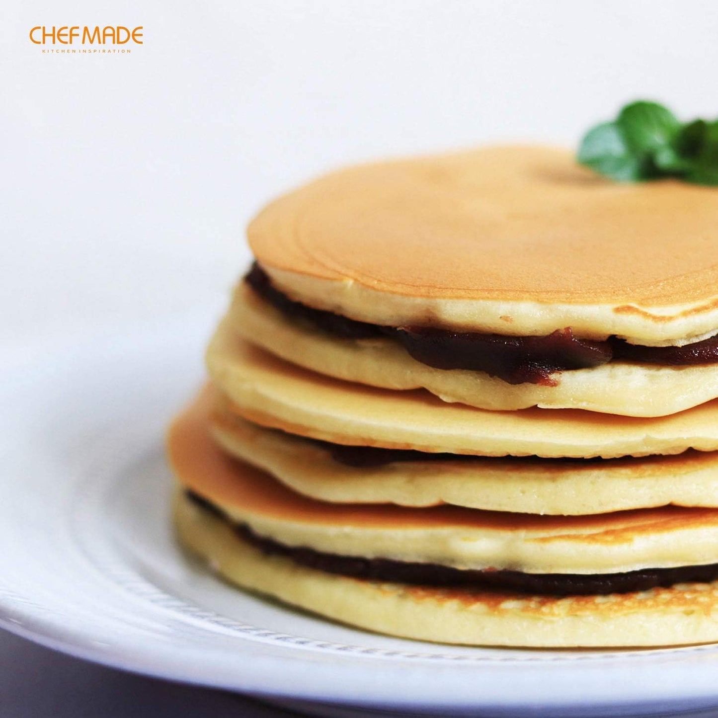 CHEFMADE Crepe Pan with Bamboo Spreader, 8-Inch Non-Stick Pancake Pan with Insulating Silicone Handle for Gas, Induction, Electric Cooker (Champagne Gold)