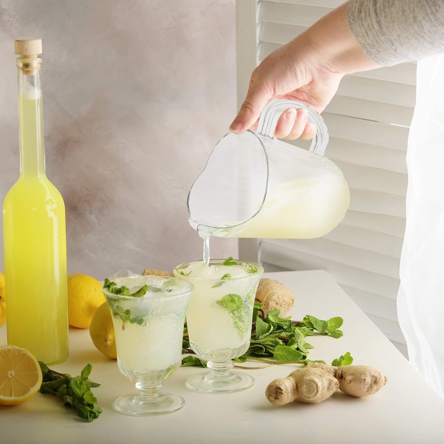 Tessco for you Plastic Pitchers 60 Ounce Clear Restaurant Jug Large Water Pitcher Carafe Serve Milk Tea Juice Drink for Parties Container Dispenser Beer Jar(10 Pcs)