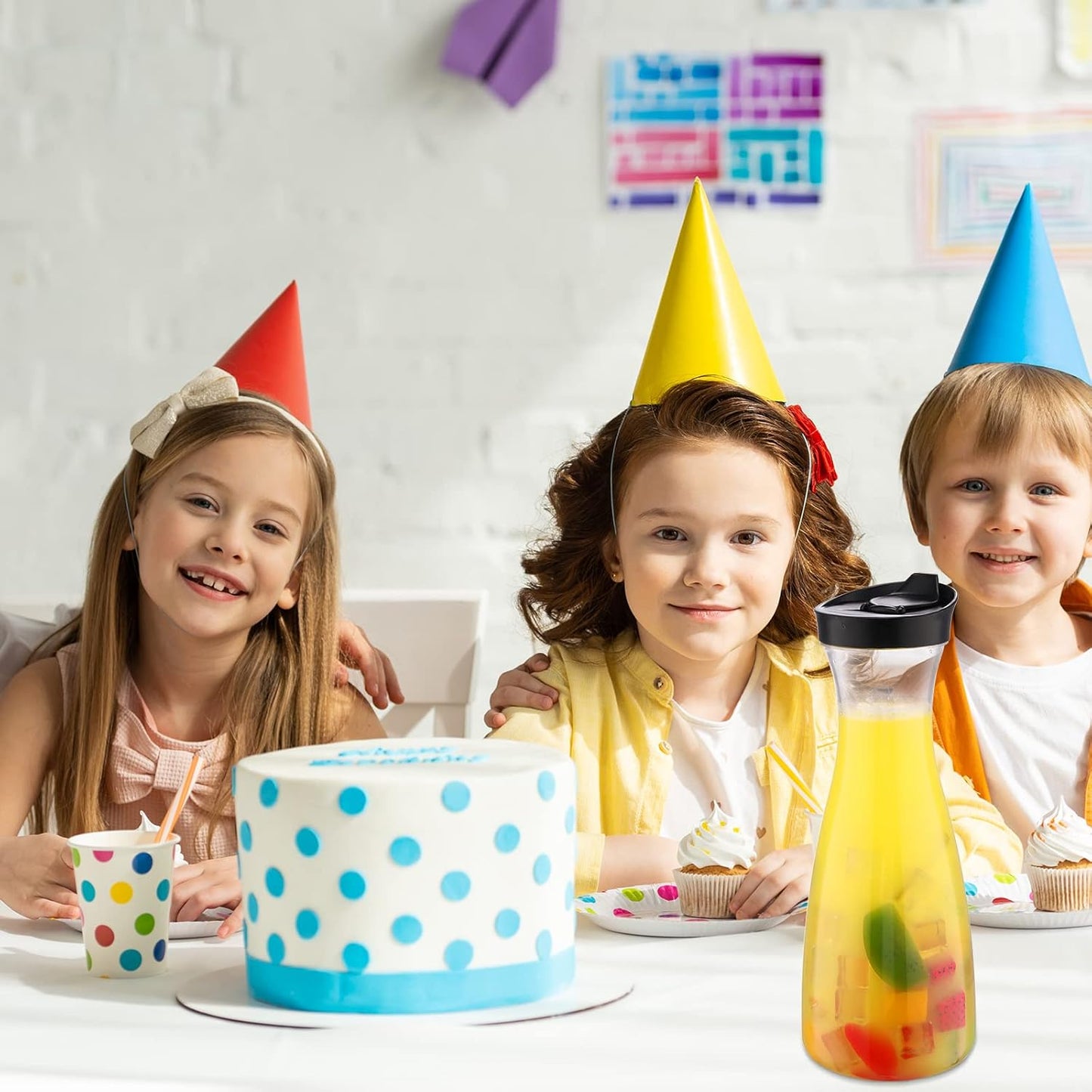 Xinnun 12 Pcs Water Carafe with Flip Top Lid Plastic Carafe with Black Lid Clear Plastic Water or Juice Beverage Pitcher Beverage Pitcher Jug for Restaurant Party School Bar Juice Milk Coffee