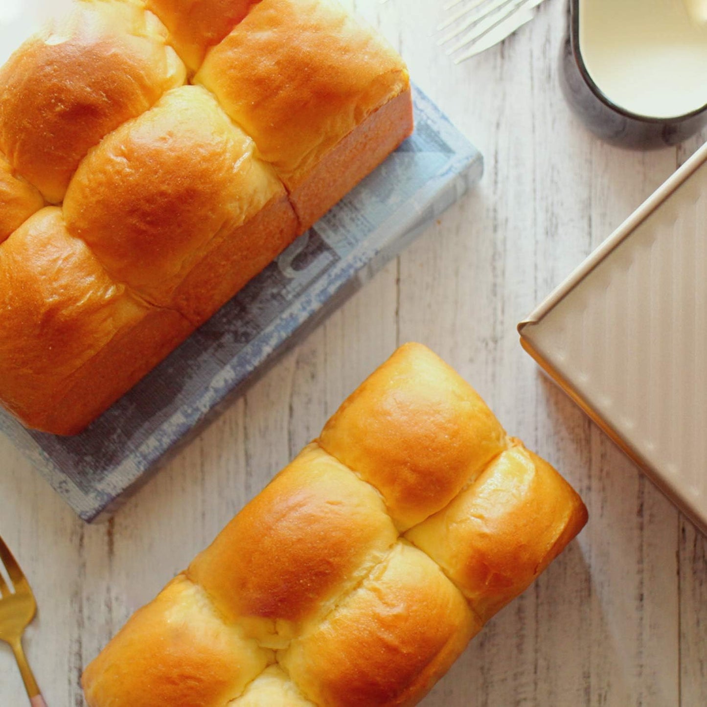 CHEFMADE Pullman Loaf Pan with Lid, 1Lb Dough Capacity Non-Stick Rectangle Corrugated Bread Pan Bakeware, Toast Mold with Cover for Oven Baking Cakes, Breads and Meatloaf (Champagne Gold)