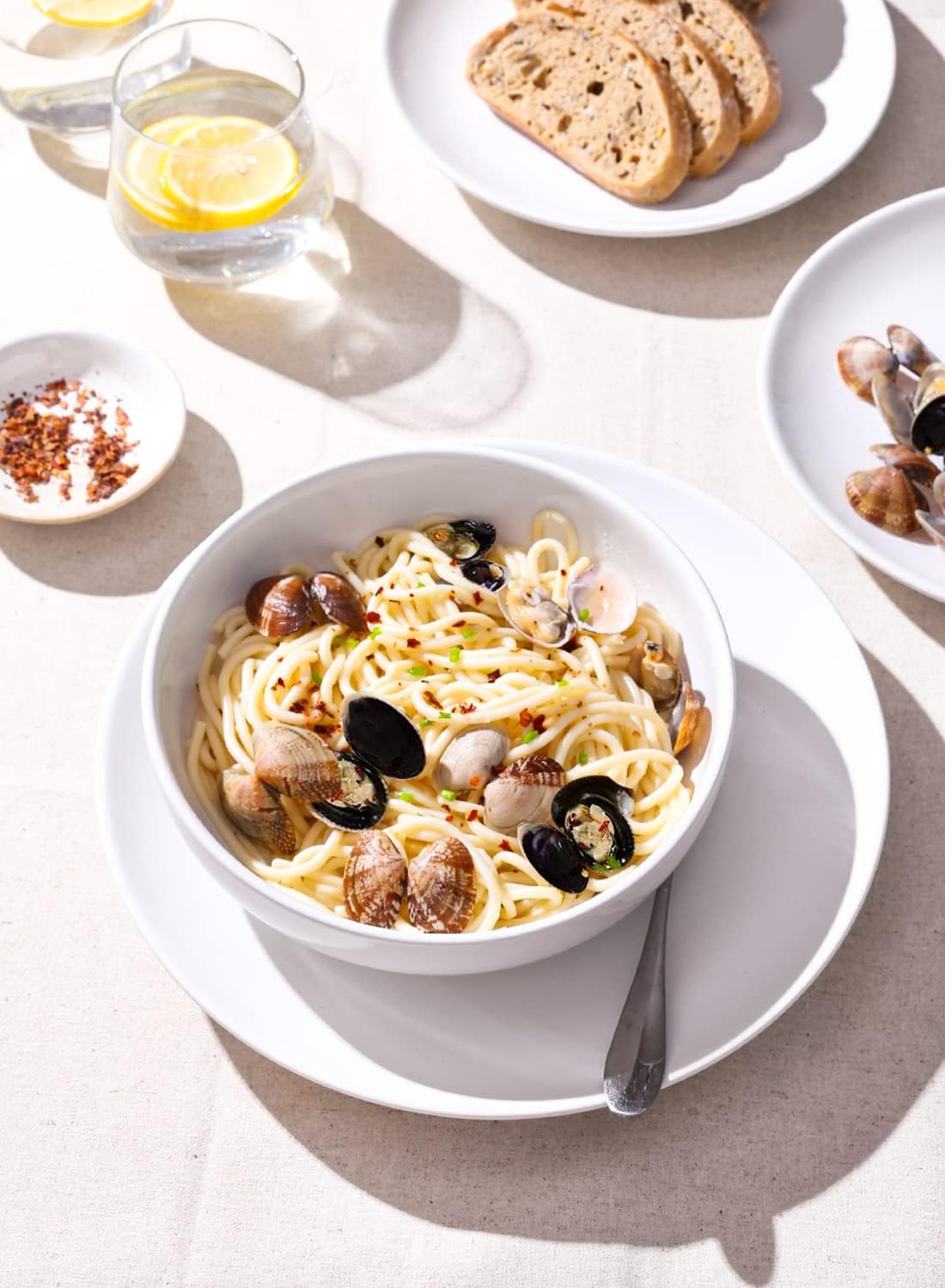 LE TAUCI Pasta Bowls 45 oz, Salad Bowls Set for Serving Soup, Pasta, Noodle, Dinner, Large Kitchen Bowl Plates, Microwave Safe - 8.5 Inch, Set of 4, White