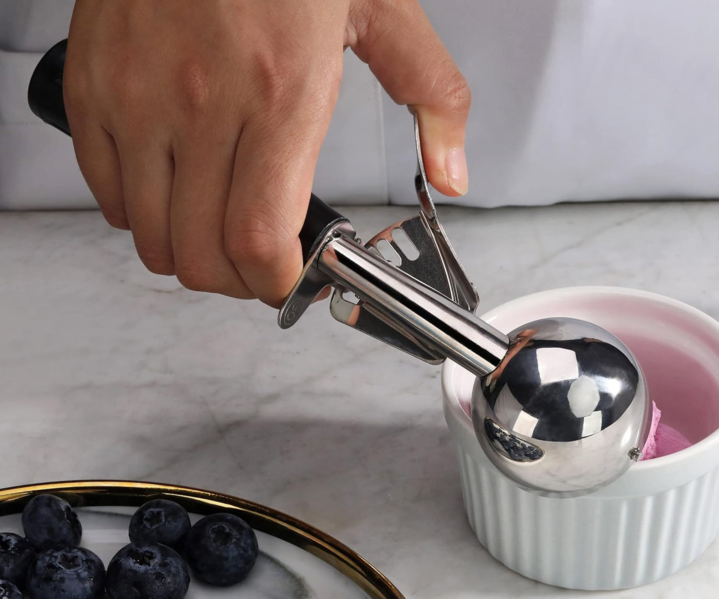 New Star Foodservice 34882 Commercial-Grade Thumb Press Food Disher/Ice Cream Scoop, 18/8 Stainless Steel, 1.25 oz, Size 30, Black