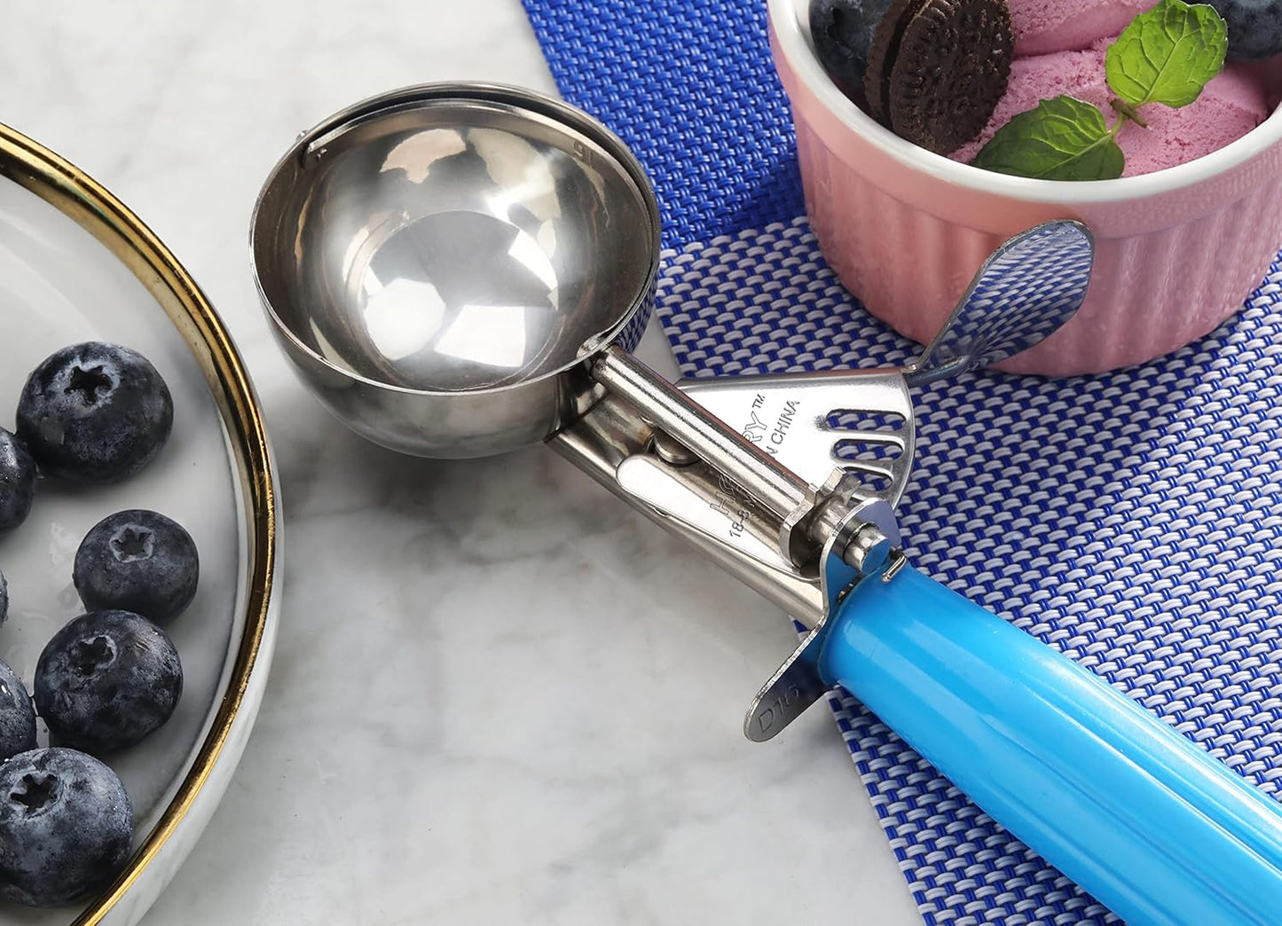 New Star Foodservice 34820 Commercial-Grade Thumb Press Food Disher/Ice Cream Scoop, 18/8 Stainless Steel, 2.75 oz, Size 16, Blue