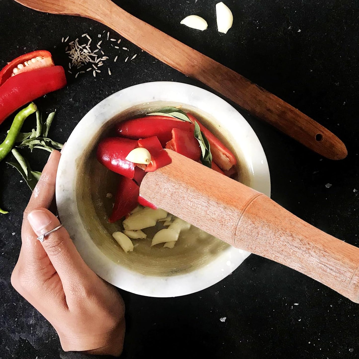 Wooden Pestle Professional Artisan Hardwood Pestle Food Grinding Stick Tool for Bartender and Home Use (Random Color)